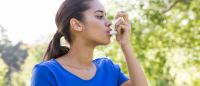 girl using inhaler